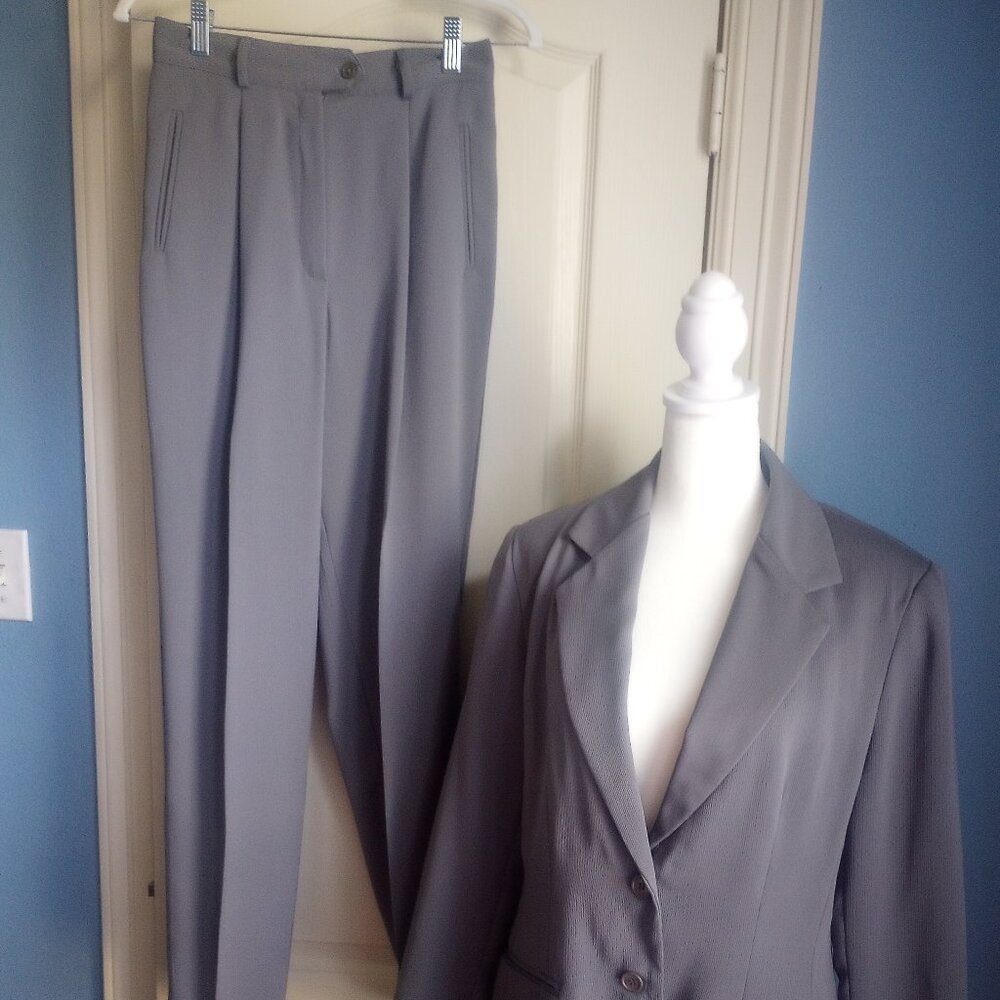 Levine Classics 2 pc Lady Pant Suit